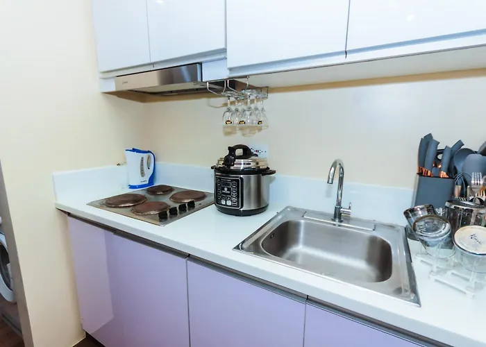 Apartment 2 Bedroom Penthouse Air Makati Gym Swim Park 300 Mbps