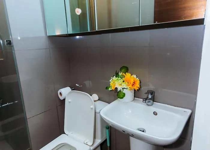 Apartment 2 Bedroom Penthouse Air Makati Gym Swim Park 300 Mbps