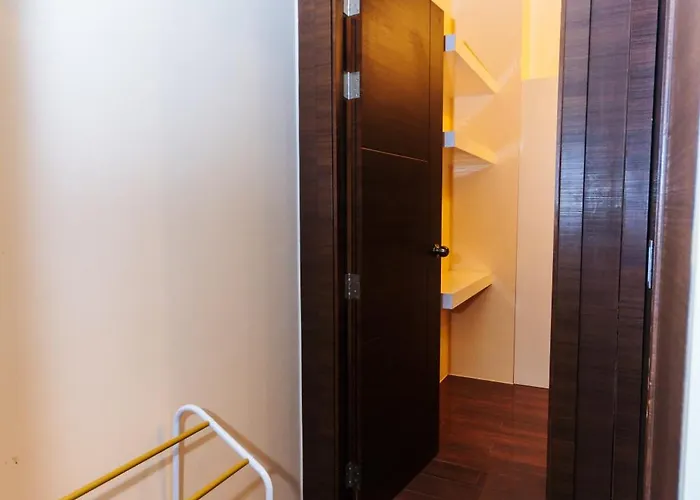Apartment 2 Bedroom Penthouse Air Makati Gym Swim Park 300 Mbps Manila