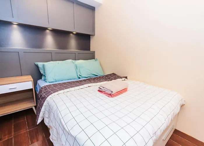 Apartment 2 Bedroom Penthouse Air Makati Gym Swim Park 300 Mbps