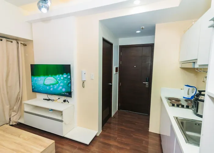 2 Bedroom Penthouse Air Makati Gym Swim Park 300 Mbps *