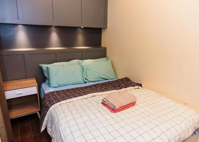 Apartment 2 Bedroom Penthouse Air Makati Gym Swim Park 300 Mbps *